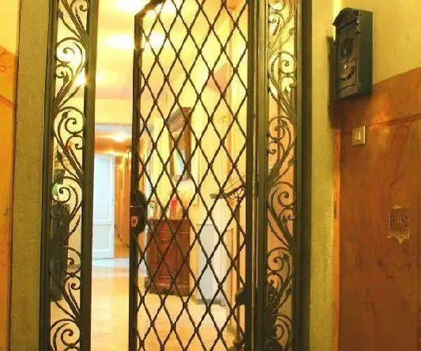 Fedora Hotel 2*